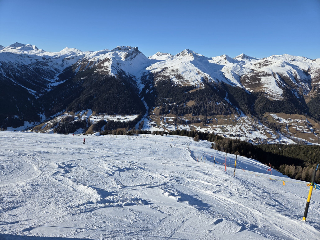Die Piste 5 "Juonli" war stark frequentiert (was man vom Rinerhorn ja eher nicht so kennt). Das Bild habe ich kurz vor der Öffnung der Rennpiste (rechts) aufgenommen.