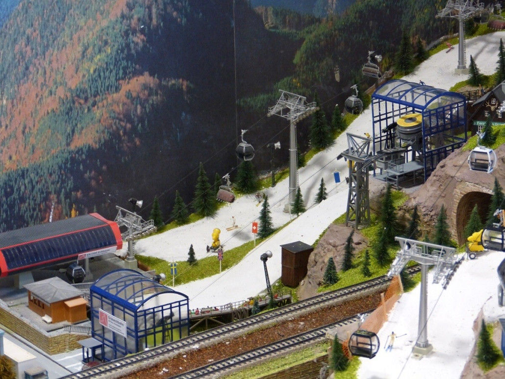 Neue Graseckbahn mit gläsernen Gebäuden