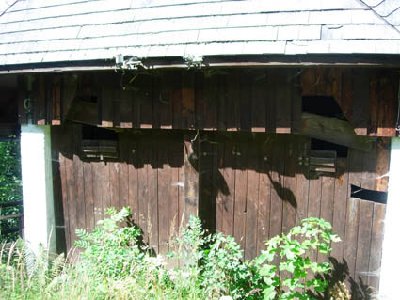 Das verschlossene Tor der Talstation. Die Ausnehmungen für die Seilführung lassen sich noch erkennen
