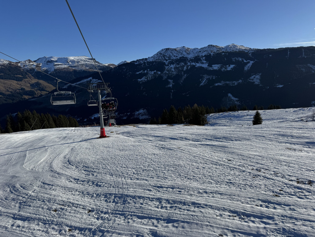 Blick zurück in der Bärenbad 2, vernachlägbare Liftschlange, weil keine Wiederholungsfahrten möglich sind
