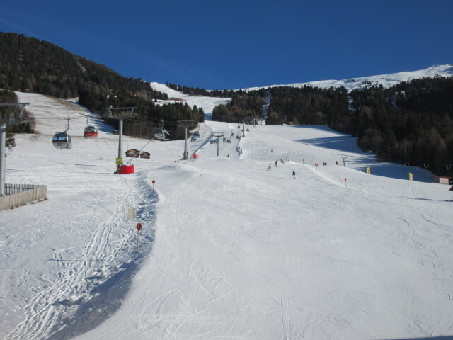 Tal-Abfahrt, darüber die 8-MGD Hochzeiger, rechts der 1-SL Wiesen