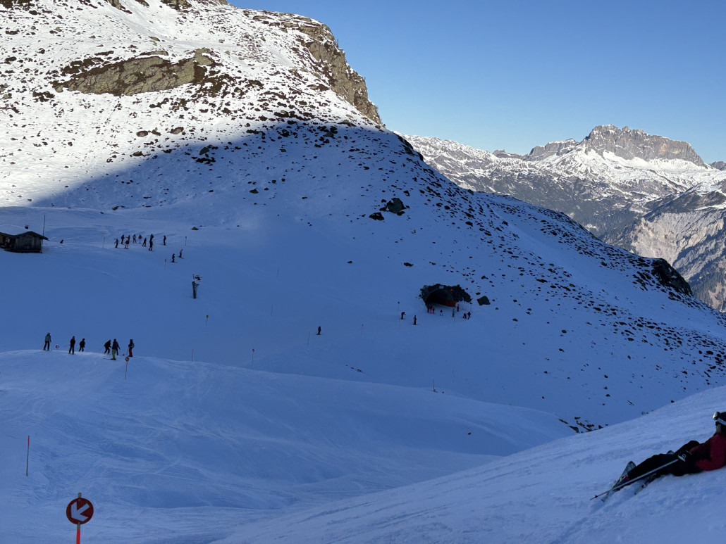 Skitunnel war wegen eines Rettungseinsatzes heute zeitweilig gesperrt was für eine lange Schlange gesorgt hat.