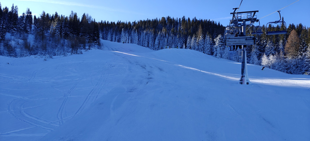 4SB Bärenwald, Nordhang dadurch am Vormittag noch tiefer Schatten. Der Pistezustand ist hier schon erahnbar.