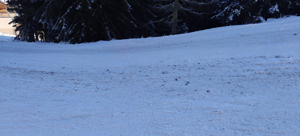 diese Piste war offiziell noch gesperrt, jedoch hat die Piste 2 einfahrtsmöglichkeiten - eine Absperrung stand nur an der Ersten - so haben das viele übersehen - Auch Ich..