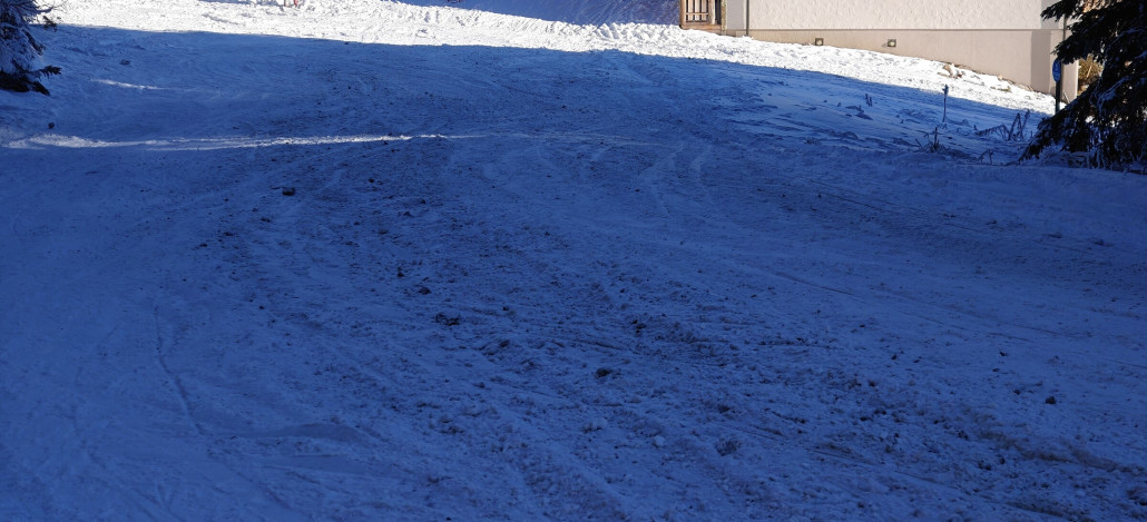 Steine, Dreck meine armen Ski.. Nach wenigen Metern war dann überhaupt Schluss denn die weiterführende Hauptpiste war noch nicht mal hergerichtet und retour gings dann über einen Versorgungsweg der Moselebauerhütte zurück zum Kuhgraben, auch hier immer wieder Steine denen man aber ausweichen konnte..