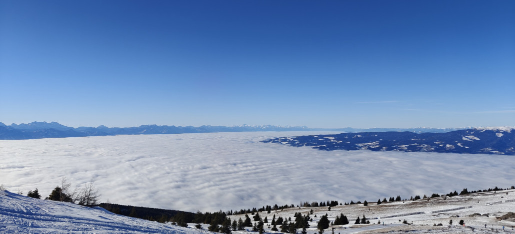 oben Fetzblau und unten das Unterkärntner Nebelmeer.