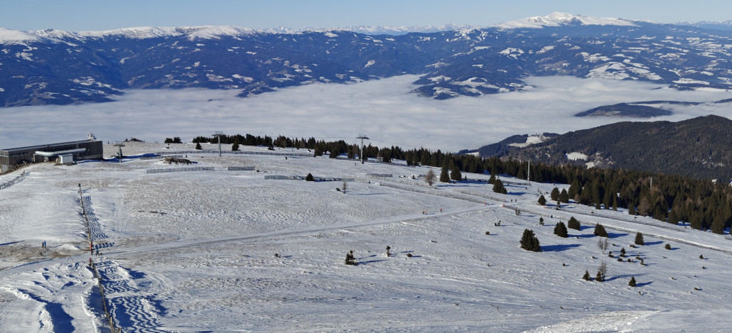 abgewehtes Plateau, dahinter die Bergstation der Burgstallofenbahn samt Garagierung..