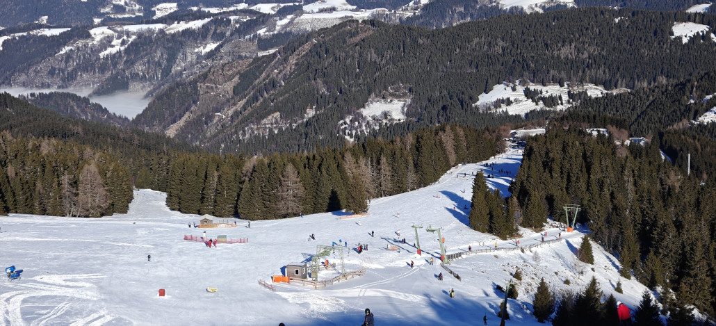 Bergstation Schischullift, Kurve Des Steinschneiderlifts und im Hintergrund das Talstationshüttchen des ehemaligen Schischullifts 2, eine alte Parallelanlage zum Steinschneider. War ein uralter Stemag Kurzbügler mit Litfomat. Wurde aber bereits ~1995 herum abgerissen.