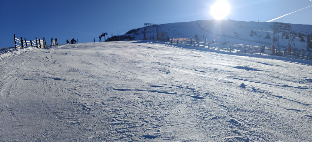 Bergstationsbereich Hipfllift - rechts im Gegenlicht der obere Teil der Familienabfahrt - noch geschlossen.