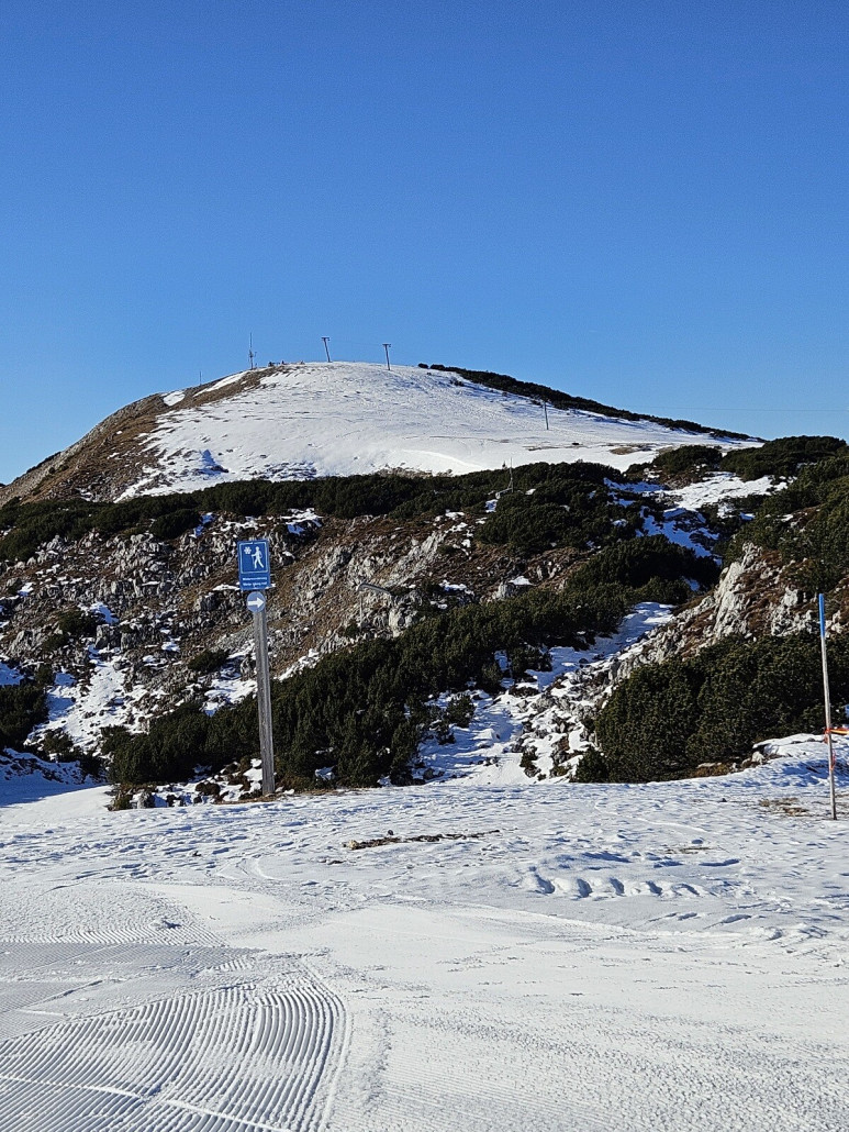 Da oben auf der Kuppe wäre der höchste Punkt des Gebietes, der Gipfellift war aber nicht in Betrieb. Läuft vermutlich selten.