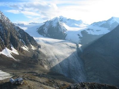 Blick vom 2901 m hohen Karleskopf: IMHO müsste der Notweg am Gletscher rechts der Bildmitte in der unteren Bildhälfte verlaufen