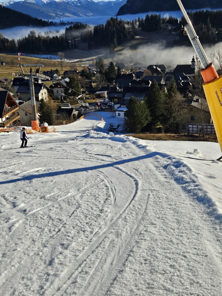 Und das Schlussstück <br /><br />Fazit: war kurz vor Weihnachten. Trotz eigentlich fast ganz fehlendem Naturschnee ein echt gutes Angebot an geöffneten Pisten. Auch Schnee selbst war meist top. <br />Hab da in Tauplitz im Ort geparkt,  was bei etwas mehr Betrieb nicht ideal ist. Werde das nächste Mal wohl den Mitterstein Parkplatz anfahren. <br />Gutes Gebiet,  das, wenn dann genug Schnee liegt, sicher auch allen Anforderungen genügen kann. <br /><br />Ein gutes 2026 mit vielen schönen und auch unfallfreien Tagen wünsche ich Allen