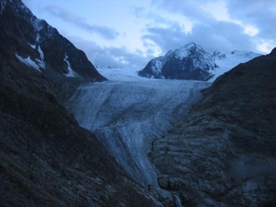 So sieht es an der Kante der oberen Steilstufe aus: der relativ flach auslaufende Lobus des Mittelbergferners auf ca. 2480 m