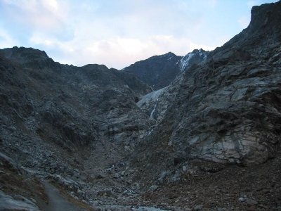 Hier sieht man die obere Steilstufe mit der Gletscherzunge. Genau dort sollte der Notweg wohl vom Eis in den Fels queren, oder?