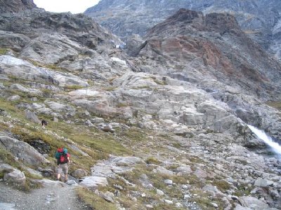 Blöcke, riesige Gletscherschliffe und ein tosender Bach