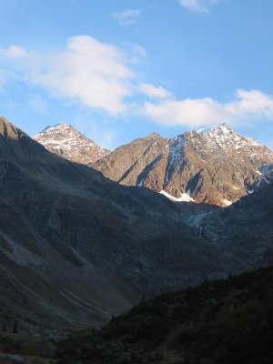 Im Zoom sieht man allerdings bereits welche Bereiche Schwierigkeiten bereiten könnten: die große Steilstufe mit der Gletscherzunge