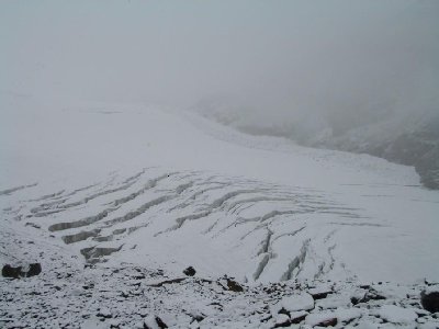 Hier sieht man die beachtliche Breite des Gletscherlobus und die doch massiven Spalten auf der Ost-Seite, während es auf der Westseite zwar eine markante Mittelmoräne aber deutlich weniger Spalten hat