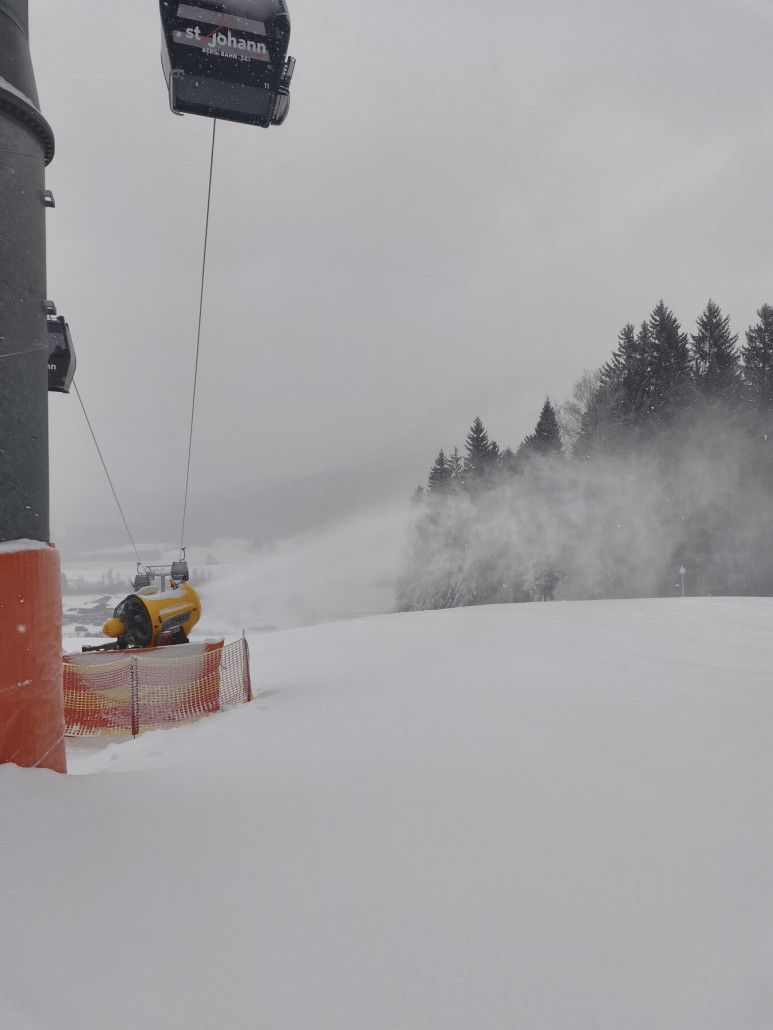 Beschneiung läuft beim Eichenhof auf Hochtouren unten. Hauptsache dort schafft man 3 Varianten während man anderswo noch nicht mal die Halbe Breite hat. Muss man nicht verstehen.