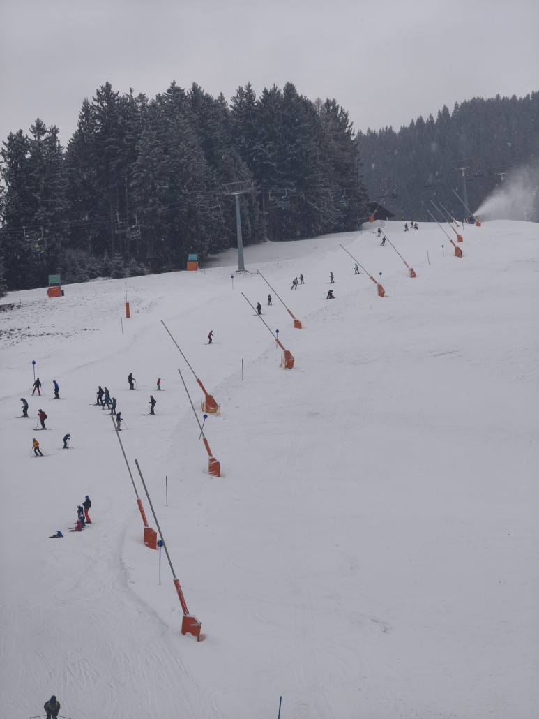 Absolute viel zu schmaler Tragödienhang am Penzing 4er. Auf ganzer Länge wurden die Lanzen noch nicht umgedreht, obwohl eine wirklich dicke Schneeauflage drin ist.