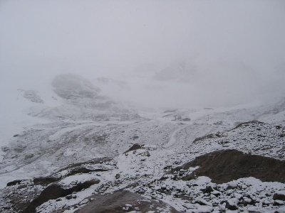 Blick zum alten Talstationsstandort vom Weg zur Bergstation. Sehr unruhiges glazial überformtes Gelännde, dass erst wohl seit wenigen Jahrzehnten wirklich eisfrei ist.
