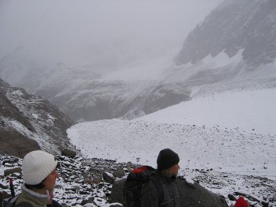 Hinten links sieht man nun die diskrete Braunschweiger Hütte und darunter den Bereich in Richtung Steilstufe. In Bildmitte müsste evt. einmal die Mittelstation Fernerkogelbahn stehen...