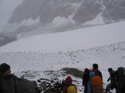 Die Mittelmoräne ist deshalb so deutlich weil die Eismassen links und rechts massiv abgebaut haben und absinken.