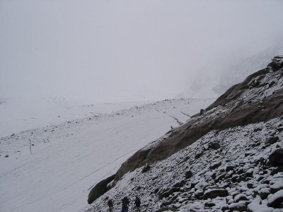 Hier sieht man schön die beiden Eisströme und die Mittelmoräne - von rechts kommt der Gletscher vom Mittelbergjoch und von links viel größer aus dem hinteren Nährbecken. Der Notweg würde wohl ziemlich weit rechts verlaufen