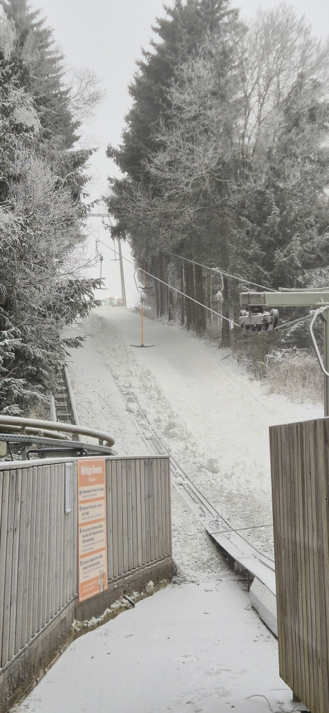 Einstieg am Anker, die Pistenraupe hatte gerade den Schnee gebracht.