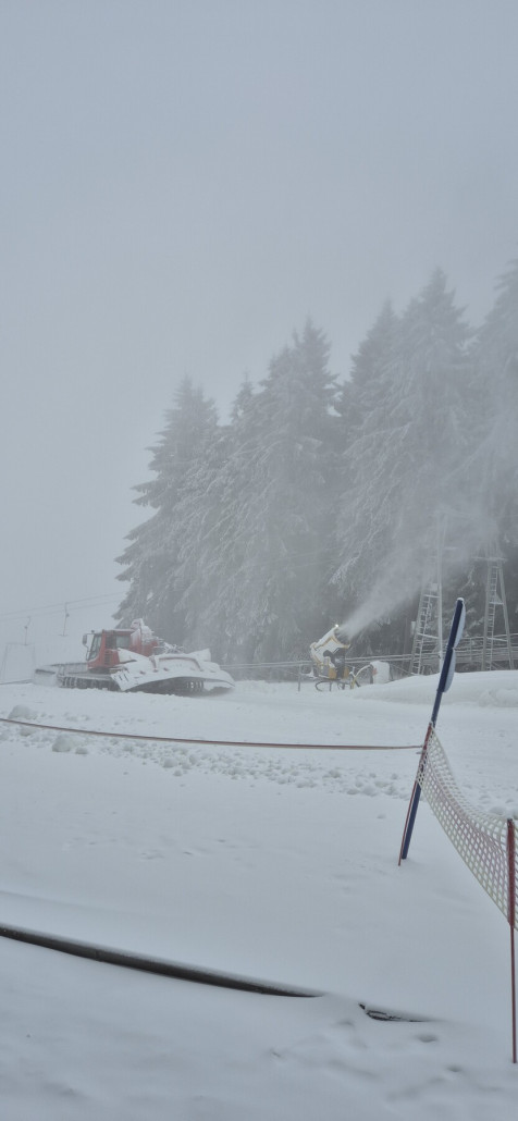 Andere Schneekananonen liefen noch. Die Speicherteiche waren aber schon ziemlich leer