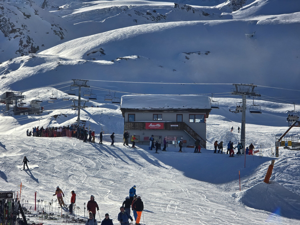 Lange Schlange am Panoramalift (28.12.)