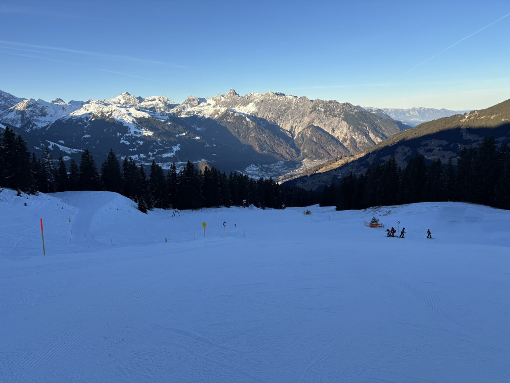 Tiefblick ins grüne Tal am morgen