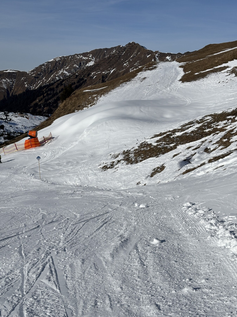 Variante an der blauen 254 mit einem großen Kunstschneeberg