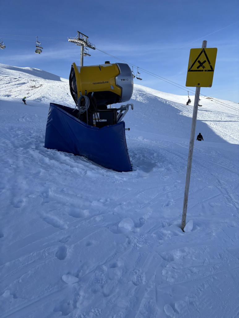 Neue TechnoAlpin Kanone an Hochalpbahn. Habe bisher noch nie eine in Warth gesehen. Stand vor 2 Wochen auch noch nicht da.