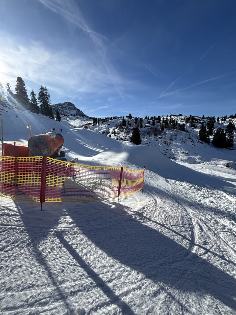 Beschneiungshaufen am Abzweig der 254 Richtung Skischaukel Fallken.