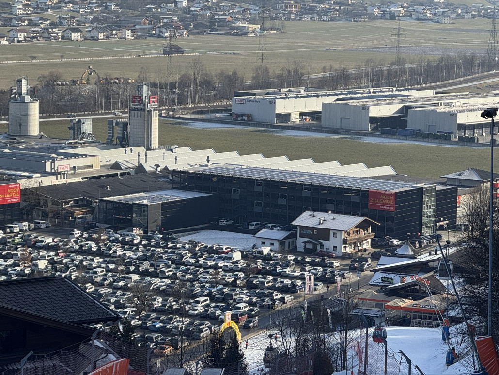 Parkhaus neu von der Talabfahrt aus