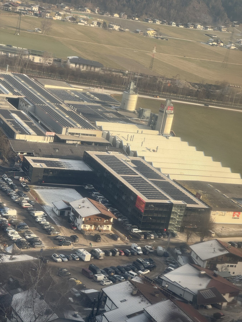 Parkhaus neu aus der Gondel (man erkennt besser die Ein-und Ausfahrten)