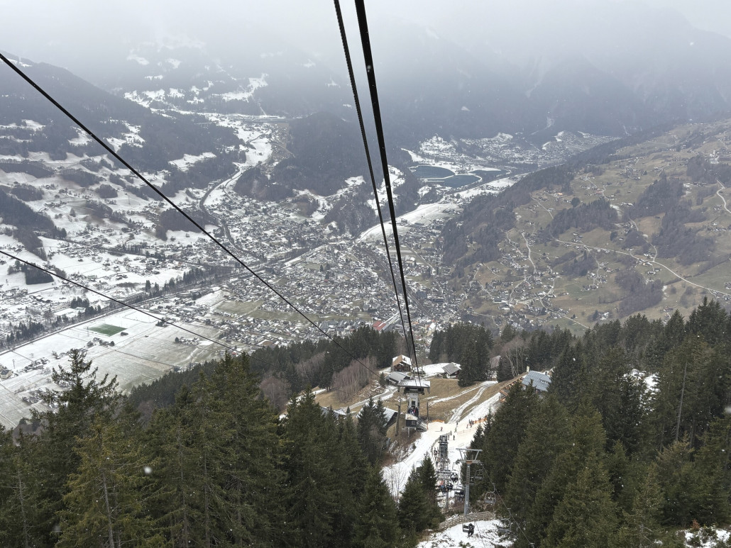 Dann Talfahrt mit der Gondel, damit die müden Krieger sich ihr verdientes Siegermahl abholen dürfen. Tal weiterhin grün.