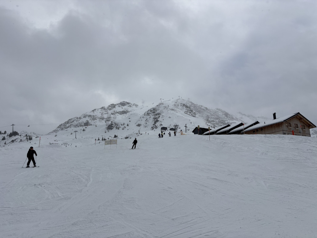 Mittags dann Wechselspiel zwischen Wolken, Wind und Nebel. Immer durchsetzt mit leichtem Schneefall