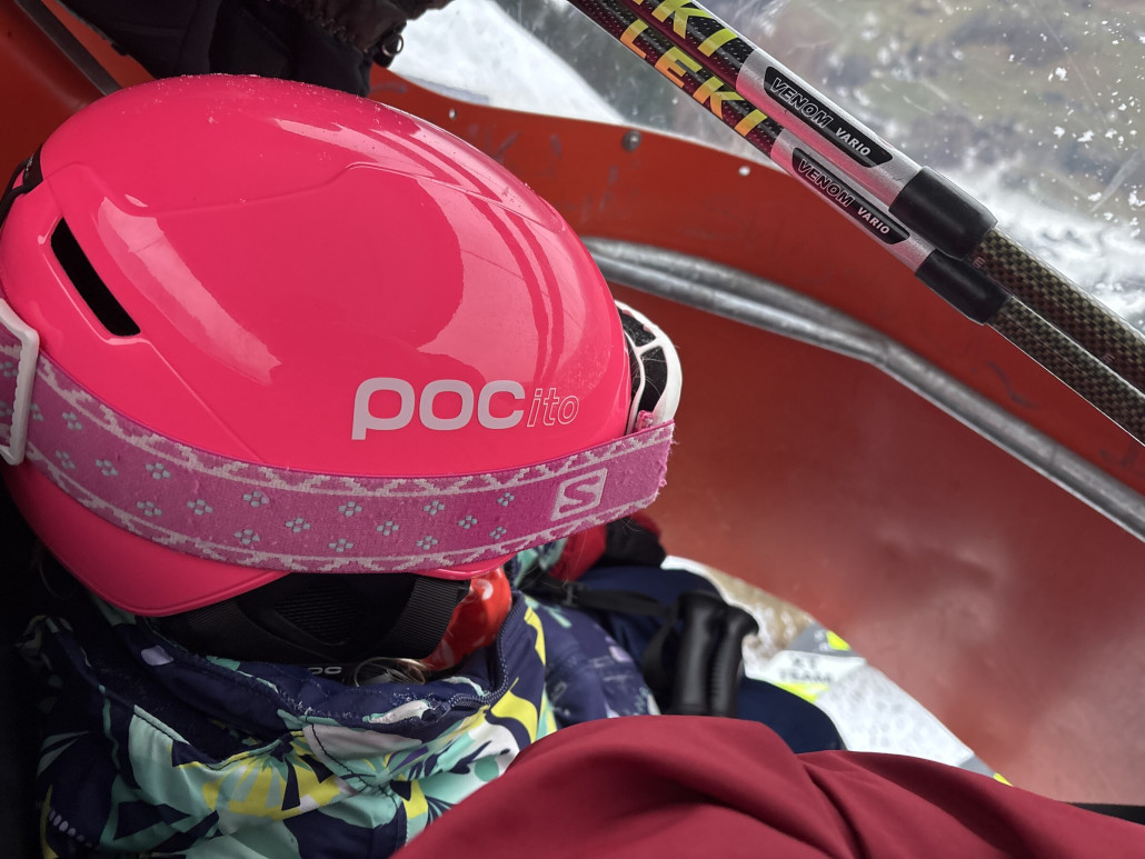 Und schlafen - obligatorisch - bei der Talfahrt ein :-). Und das kurz vorm morgigen sechsten Geburtstag der kleinsten Kriegerin