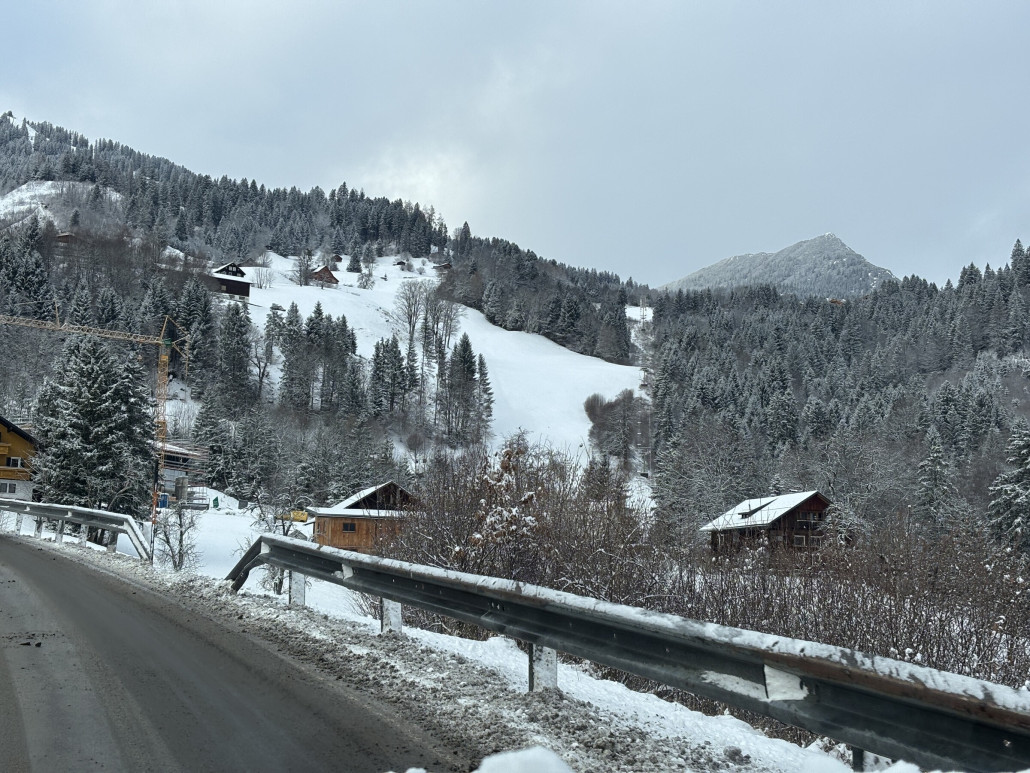 Blick von der Brandner Landesstraße zur Einhornbahn 1 - die steht und steht auch auf der Ersatzliste… wäre dringend und sinnvoll um die Tschenglastrasse zu entlasten und den vorderen Teil des Gebiets zu entzerren.