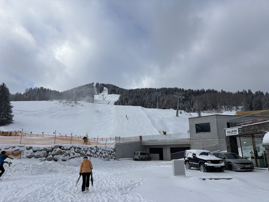 Erster Blick kommend von der Landal Seite - der Hauptzugang ist - hier nicht zu erkennen - von rechts oben…