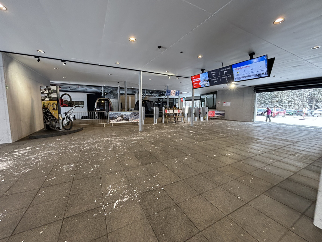 Stationshalle. Fußgänger und Skifahrer werden hier getrennt (links und rechts)