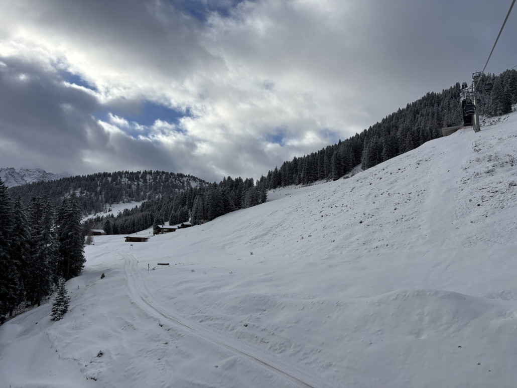 Blick zum Fuchsbau. Vor dem Wäldchen war früher die Talstation der DSB Loisch. Links würde die Piste ins Tal weiter gehen. Aus der Bildmitte kommt die Abfahrt vom Burtschasattel bzw. Der Panoramabahn raus.