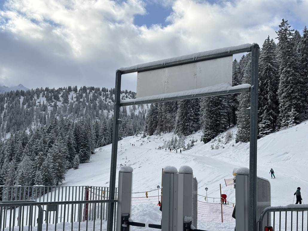 Hier erkennt man den neuen Skiweg zur Mittelstation. Durchgängig leichtes Gefälle, geht aber ohne anschieben.