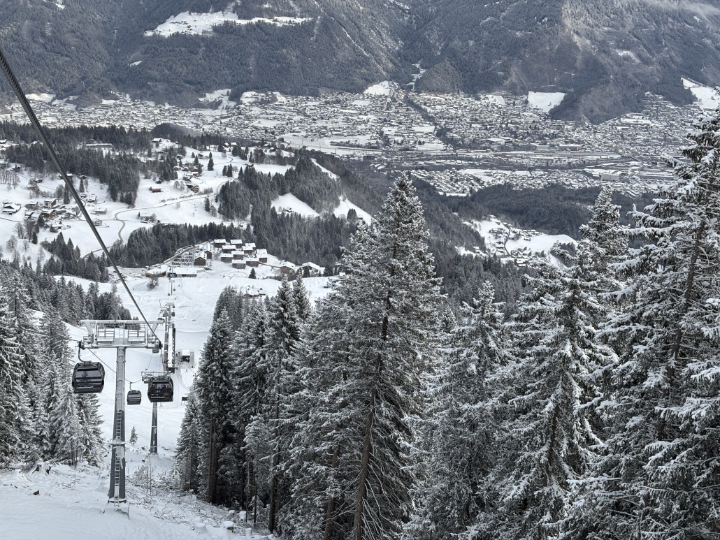 … immer mit dem Blick zurück. Im Hintergrund ist Bludenz erkennbar.