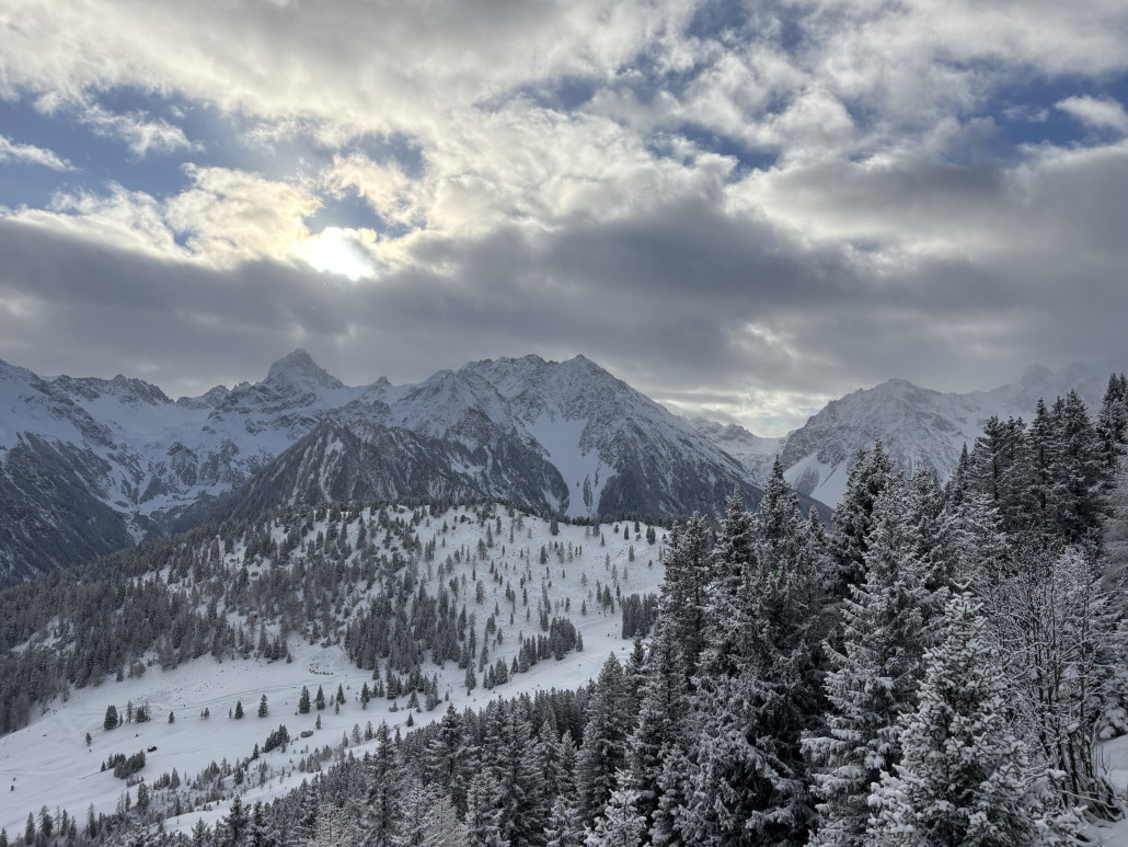 Und es eröffnen sich erste Blicke ins Brandnertal. Sehr cool