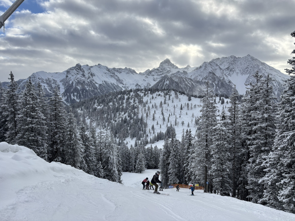 Aber hier geht’s jetzt rechts. Zur Panoramabahn. Geradeaus runter auch noch zu - zu wenig Schnee.