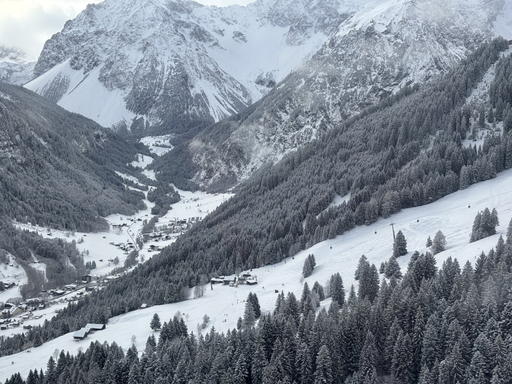 Tiefblicke bis ins Innertal / Talstation Palüdbahn