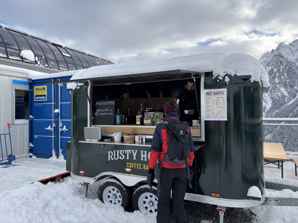Eine kleine Kaffeebude - das ist an diesem Standort schon fast genial. Bisher gab es hier nur Automatengetränke und keine Sitzmöglichkeiten.