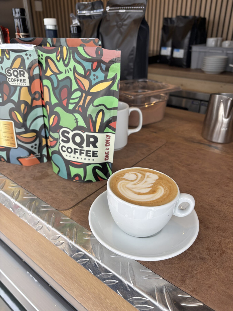 Joa - läuft. Geiler Kaffee zu sehr fairen Preisen. Definitive Empfehlung, vor allem steht im Wagen der österreichische Staatsmeister was die Kaffeebrauerei angeht.. cool!